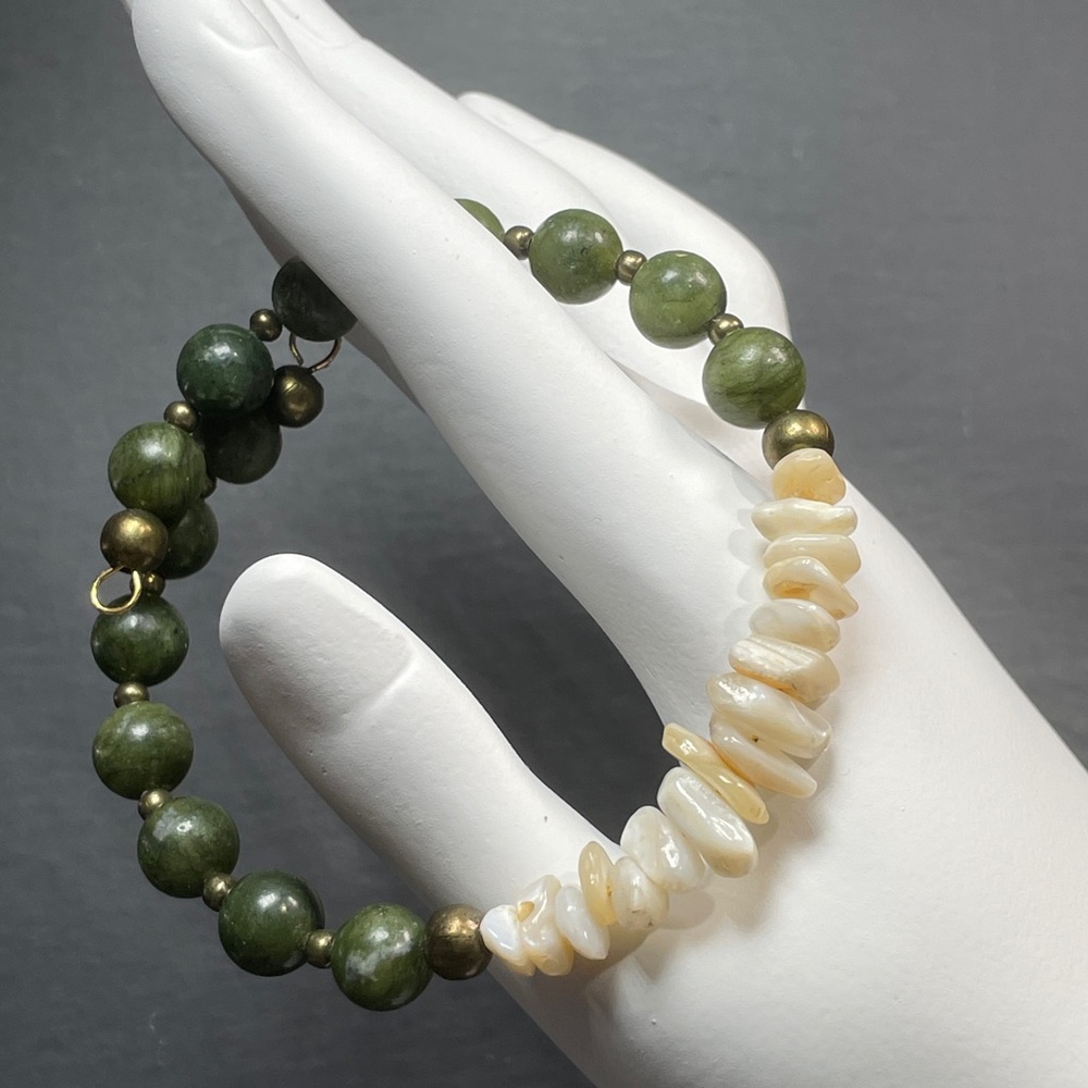 Artisan Natural Sea Shell & Genuine Green Jade Bracelet Bangle Cuff